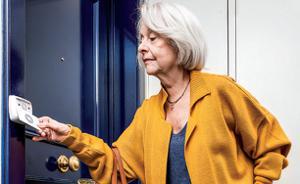 Illustration de l'article DomusVi s'associe avec Somfy pour installer des serrures connectées