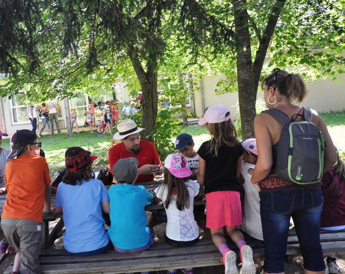 Illustration de l'article Garde des enfants cet été : colos ou vacances apprenantes ?