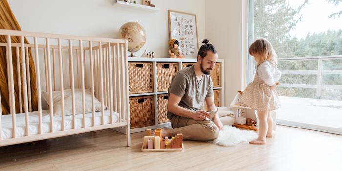 Un Homme Baby Sitter Pour Garder Vos Enfants
