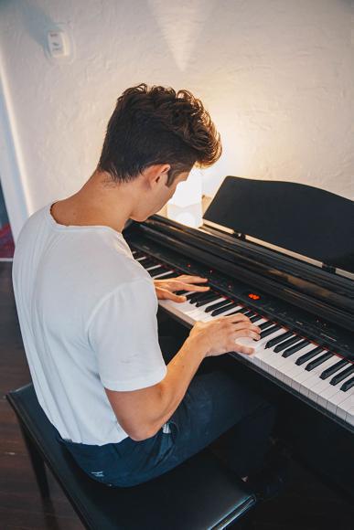 Illustration de l'article Alerte aux  écrans : comment trouver un professeur de musique pour votre adolescent