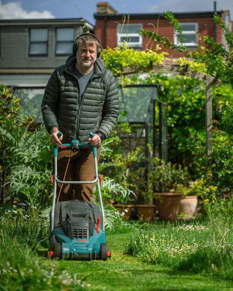 Illustration de l'article Employer un jardinier pour du petit jardinage : les plus de 70 ans paient moins cher