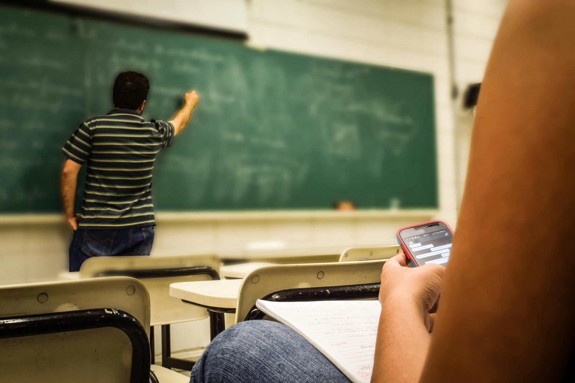 Illustration de l'article L'intelligence artificielle dans les établissements scolaires : opportunités et défis