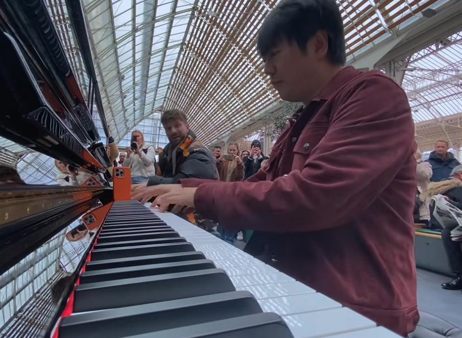 Illustration de l'article Duel épique à la Gare de Lyon : Quand Lang Lang et Emilio Piano transforment Paris en salle de concert