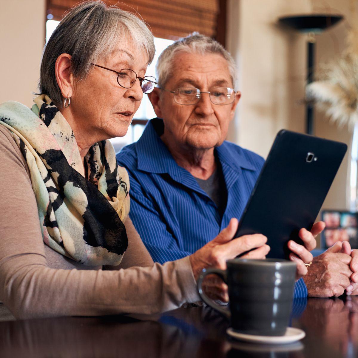 Illustration de l'article Isolement des seniors : comment les auxiliaires de vie et les nouvelles technologies recréent du lien