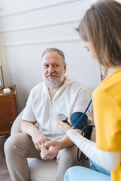 Illustration de l'article Le virage domiciliaire en péril : les prestataires de santé à domicile étouffés par la crise financière et géopolitique