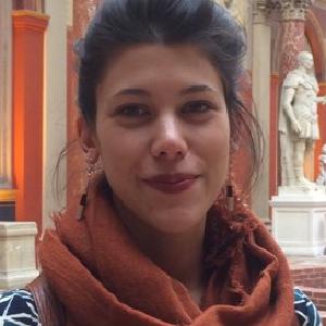 Propose aide au ménage, aux devoirs et garde d'enfants.