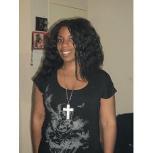 Jeune femme avec de l'expérience en Maison de retraite peut aider dans les actes de la vie quotidienne