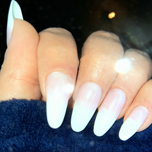 Pose de faux ongles