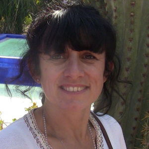 Employée de maison pour les grands et les moins grands.