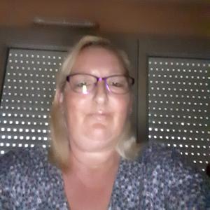 Je propose mes services pour faire du ménage, la préparation des repas, le coucher des personnes âgées ou non.