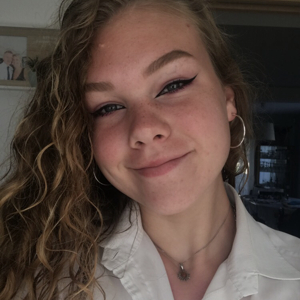 Baby-sitter, aide à la famille et ménage, possibilité de donner des cours aux enfants.