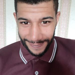 Je suis une personne sérieuse qui sais s'adapter de suite tous travaux que ça soit intérieur extérieur je suis une personne maître de ses dix doigts à votre service