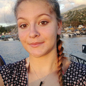 Étudiante qui vous propose du ménage