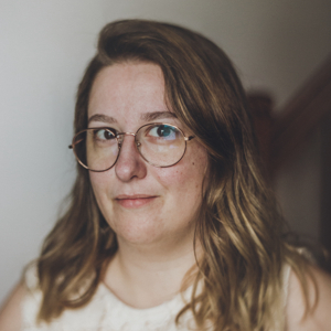 Dynamique et souriante