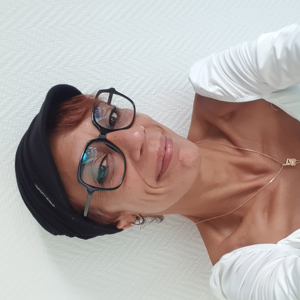 Propose d' aide au ménage, entretien de la maison.