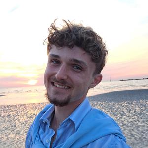 Bonjour madame/monsieur , je suis jeune baby sitter , je suis souriant , sérieux et à l'écoute . J'ai toujours aimé m'occuper des enfants et rigoler avec eux !