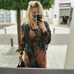 Jeune femme de 27 ans pour vous tenir compagnie, aller dans des parcs, vous faire la lecture à Paris