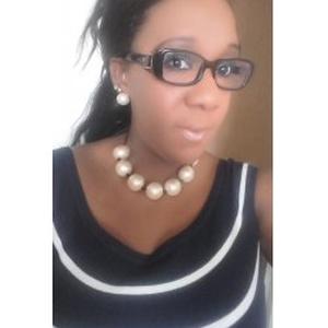 Natacha, 36 ans cherche un travail auprès des seniors