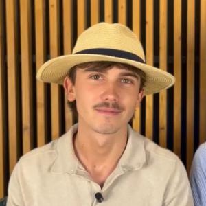 Étudiant motivé à trouver un emploi