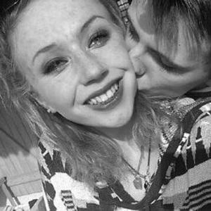 Etudiante assiste les personnes âgées