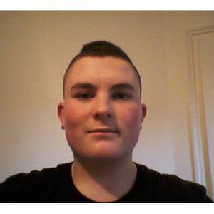 Jeune homme propose ses services dans le lavage de voiture