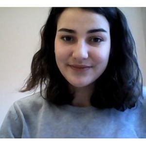Florine, 24ans je vous propose de garder vos enfants ou de les accompagner sur leurs devoirs.