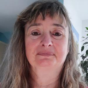 chris, 49 ans  Titulaire du Diplôme d'Auxiliaire de vie et Agent de soins