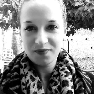 Sarah, 25 ans, propose aide aux personnes âgées