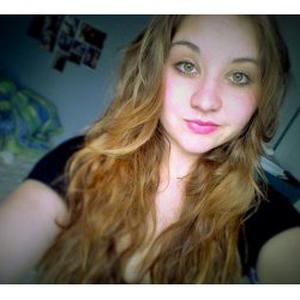 Cathy, 19 ans, propose aide aux personnes âgées