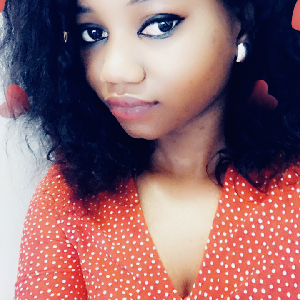 Adama , 24 ans coiffeuse professionnelle et disponible