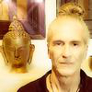 Propose des cours de Hatha Yoga traditionnel "Sivananda Vedanta"