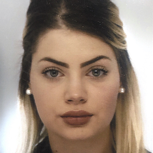 Coraline, 18 ans, nounou cherche un travail