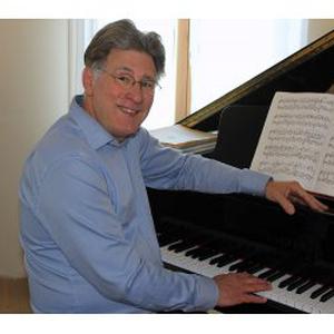 Regis, 55 ans donne des cours de piano
