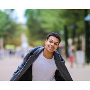 Nathan, 18 ans, Photographe freelancing, motivé par l'évolution et l'épanouissement dans les domaines de la vente et du luxe.