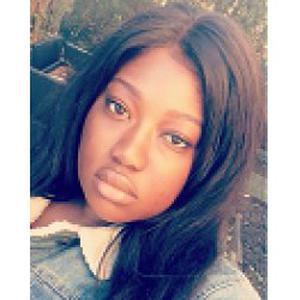 Jeune femme travailleuse et sociable