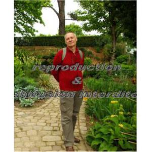 Effectue des petits travaux de jardinage