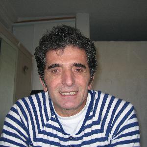 Osman, 52 ans donne des cours de langue