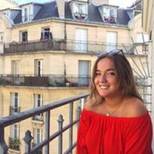 EMMA, 18 ans, élève à Paris Dauphine proposant de l'aide aux devoirs