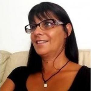 Chrystelle, 52 ans , avec expérience professionnelle  propose de l'aide au ménage, repassage , garde d'enfants
