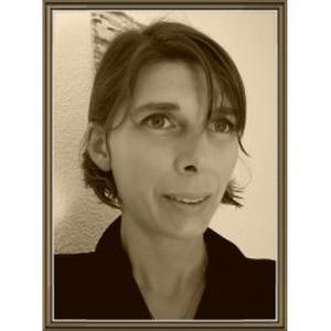 Emily, 38 ans propose son aide dans les actes de la vie quotidienne