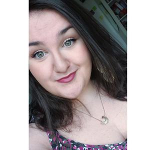 Elodie, 20 ans, propose aide aux personnes âgées