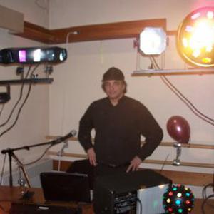 DJ-chanteur-guitariste anime soirée-anniversaire-mariage