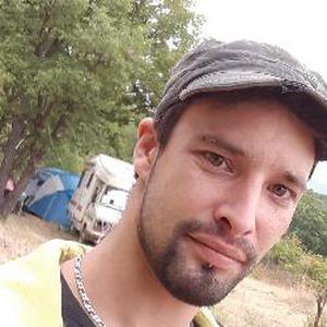 Petits travaux d'électricité, de plomberie, de maçonnerie, jardinage.