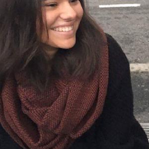 Je suis disponible dans plusieurs domaines (baby-sitting, aide aux devoirs, garde d'animaux...)