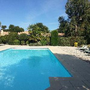 J'entretiens les jardins de toutes tailles, effectue de petit élagage, taille d'arbuste, haie, la tonte, nettoyage général de la propriété