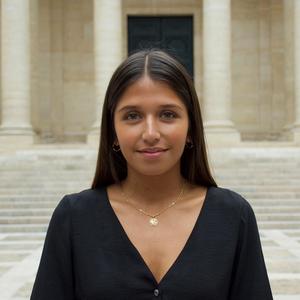 Étudiante en Master 2 à Dauphine, donne cours aide aux devoirs