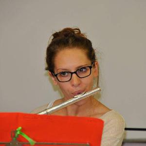 Professeur d'éveil musical au conservatoire et flûtiste professionnelle donne des cours de flûte traversière et d'éveil musical