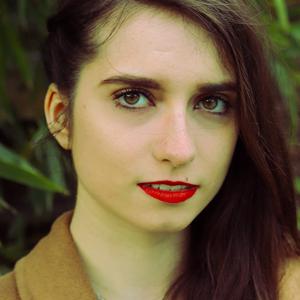 Étudiante, à l’université d’Arts du spectacle Cinéma de Strasbourg, donne des cours de français et d'anglais niveau primaire et niveau collège.