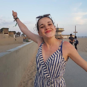 Baby sitter dijonnaise propose ses services pour garder vos enfants et/ou faire de l'aide aux devoirs pour les enfants de moins de 12 ans