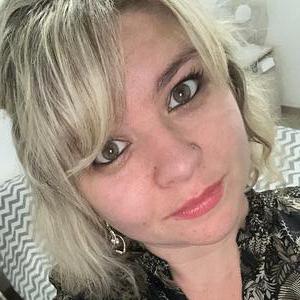Je peux faire du ménage (Poussière, repassage, vitrine etc..) Je peux garder des enfants si y'a besoin.